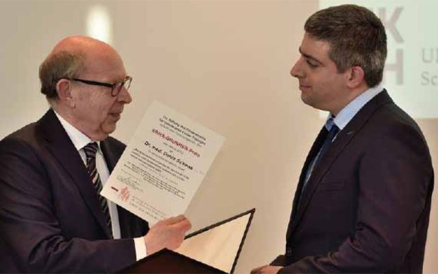 Dr. Denis Schewe vom Universitätsklinikum Schleswig-Holstein wurde für sein Thema „Mer tyrosine kinase promotes the survival of t(1;19)-positive acute lymphoblastic leukemia (ALL) in the central nervous system (CNS)“ der Preis zugesprochen.