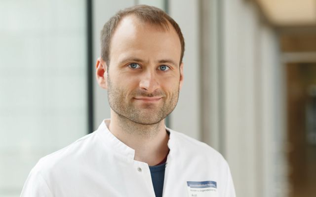 Dr. Jonas Ecker  vom Hopp-Kindertumorzentrum in Heidelberg wurde für seine Arbeit „Reduced chromatin binding of MYC is a key effect of HDAC inhibition in MYC amplifies medulloblastoma“ geehrt, eine Studie über Medulloblastome, die sich unkontrolliert im Bereich des Kleinhirns als solide Tumore ansiedeln.